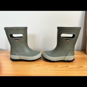 Kids Bogs rain boots size 8 toddler.